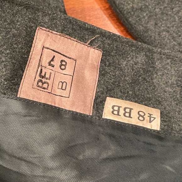 Vintage Gray Blazer with Green Accents - Picture 8 of 10